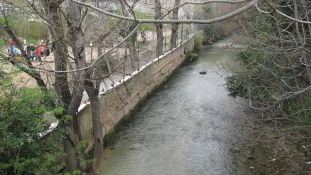 El río Huerva a su paso por Zaragoza.