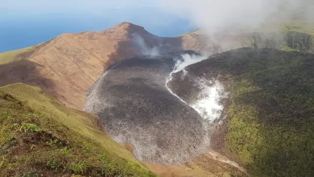 El volcán La Soufrière, en erupción.