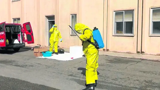 Bomberos del parque de Teruel durante unas prácticas de desinfección.