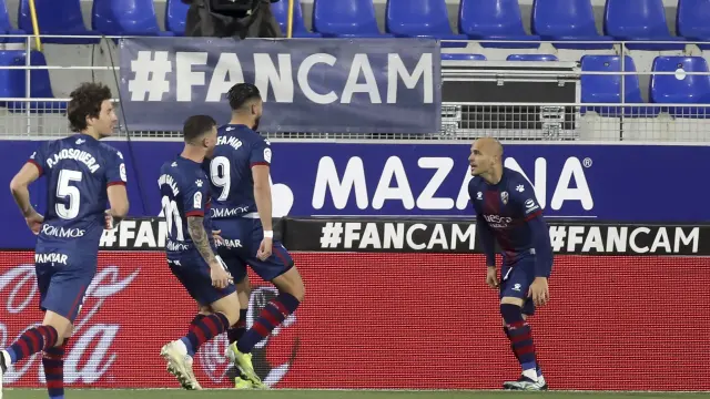 Rafa Mir y Sandro celebran uno de sus goles ante el Elche.