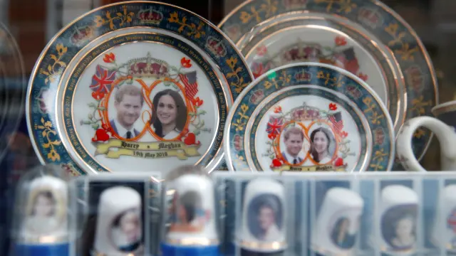 Tienda de recuerdos en Londres con objetos con la cara de los duques de Sussex