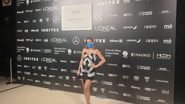 Una modelo desfila en el Fashion Week Madrid con mascarilla de Making Mask.