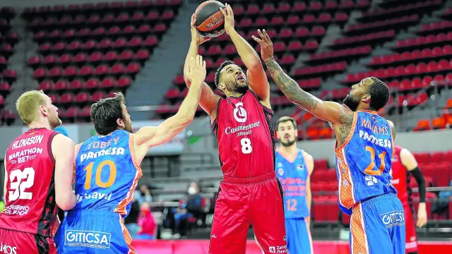 Elias Harris trata de levantar un balón ante la defensa del Valencia Basket, en el último partido de ACB