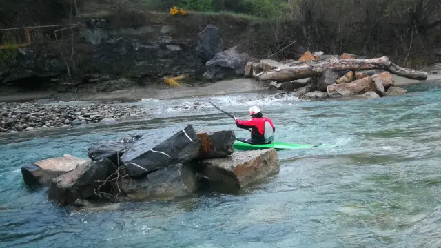 Un piragüista el pasado domingo en el tramo del futuro canal de aguas bravas de Graus.