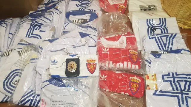 La Policía requisa un centenar de camisetas falsas del Real Zaragoza.