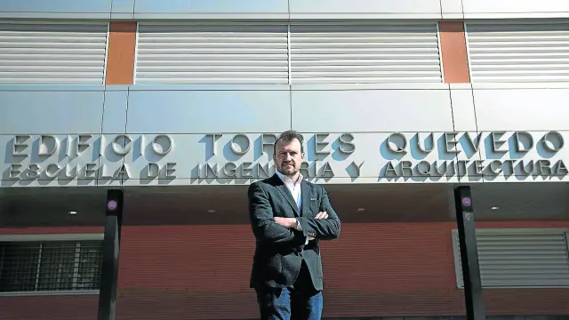 José Antonio Yagüe, frente a uno de los edificios de la Escuela de Ingeniería y Arquitectura