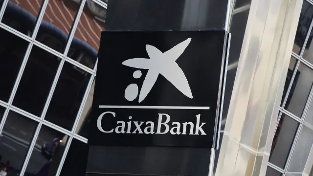 Logotipo de Caixa Bank en una oficina.