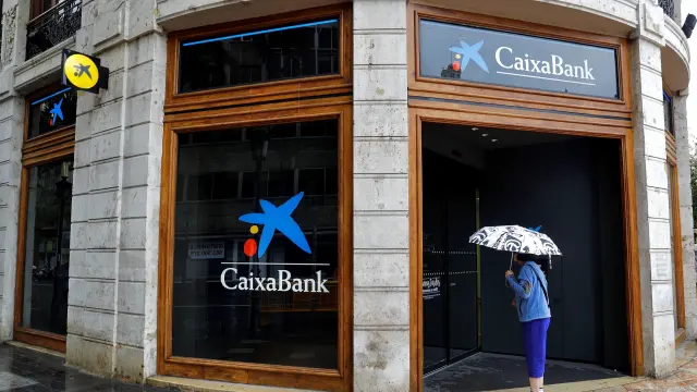 CaixaBank recortará 8.291 empleos y cerrará el 27 % de sus oficinas en España