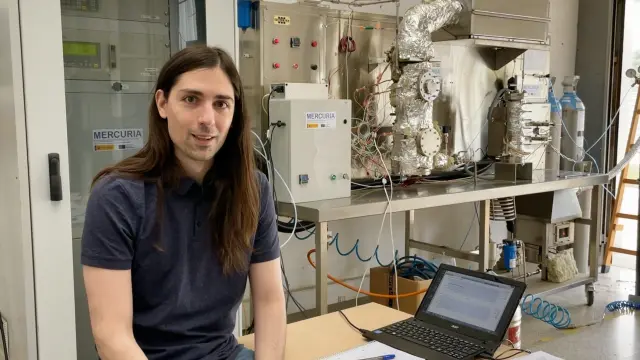El físico e investigador de la Universidad de Zaragoza Manuel Bailera, en el laboratorio de su grupo de investigación Energía y CO2