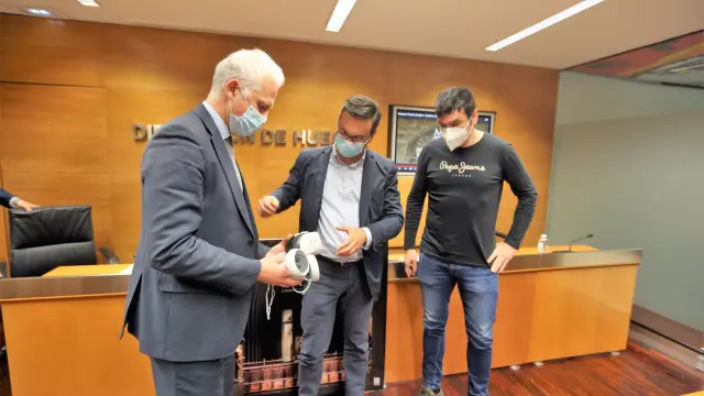 El presidente de la Asociación de Municipios del Camino de Santiago, el presidente de Comisión Informativa de Desarrollo de la DPH y el alcalde Canfranc observan las gafas de realidad virtual para ver el museo