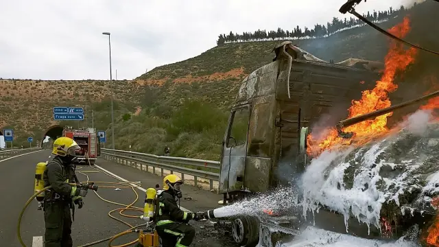 Los bomberos del Speis extinguen el incendio originado en el camión.