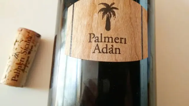 Botella con la etiqueta del tinto reserva Palmeri Adán 2015.