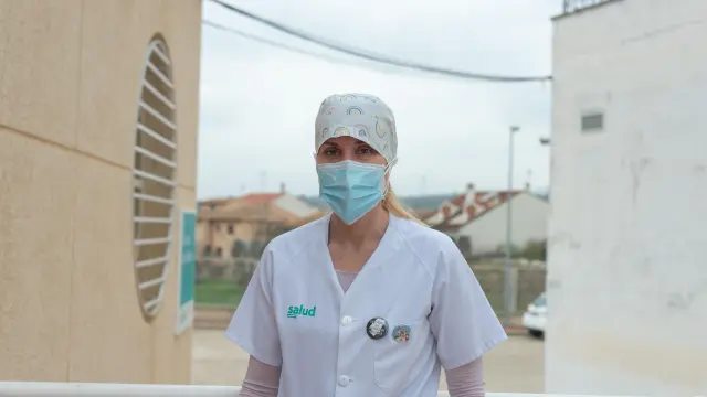 Pilar Borraz, a las puertas del centro de salud de Mas de las Matas.