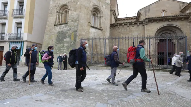 Un grupo de peregrinos ha llegado este miércoles a Huesca tras completar el remozado camino de San Úrbez.