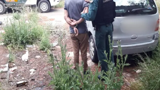 Imagen de la detención de tres personas cuando robaban tuberías de cobre en Osera de Ebro