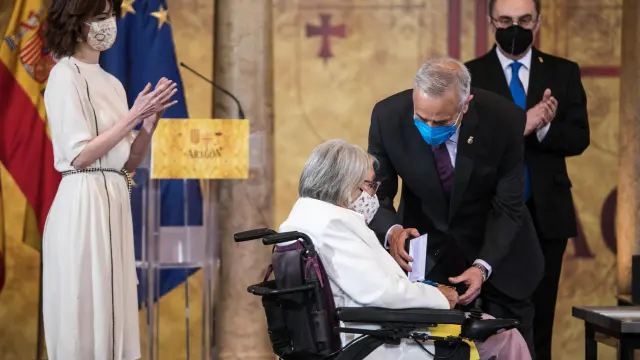 Emilia Nájera recoge la Medalla de las Cortes en nombre de las personas mayores de Aragón