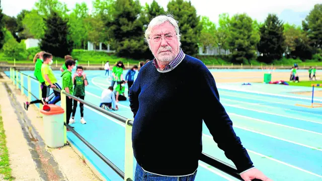 Roberto Dieste, en la pista de atletismo de la Ciudad Deportiva José María Escriche de Huesca
