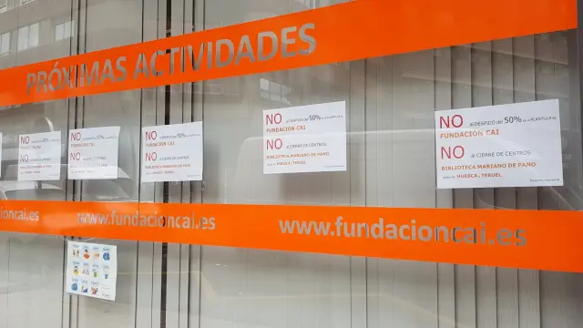 Trabajadores de la Fundación CAI han puesto cartelers contra los planes de recorte de empleo en la biblioteca Mariano de Pano.