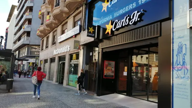Hamburguesería Carl's Jr. en el centro de Zaragoza.