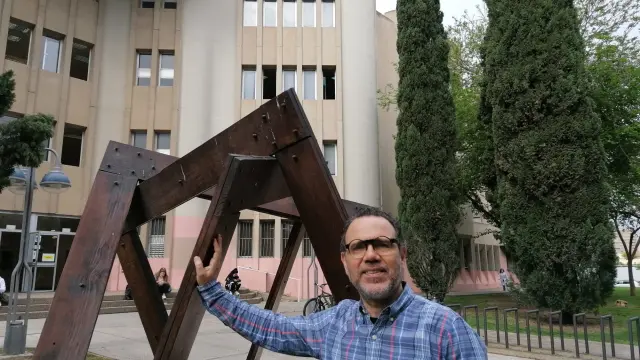 Estrada, junto a la simbólica escultura del ‘nudo borromeo’, a las puertas de la Facultad de Ciencias