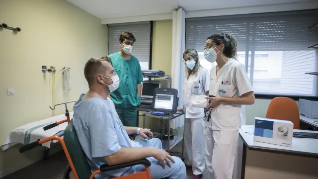 El doctor Ramos y las enfermeras Inés Julián y Laura Sorinas explican la técnica a un paciente.