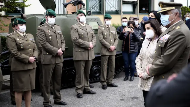 Margarita Robles visita en el acuartelamiento de Aizoáin a los compañeros del militar fallecido tras recibir la vacuna de Astrazeneca.