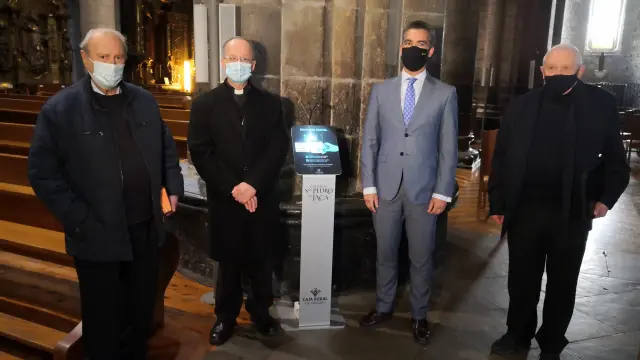 Inauguración del cepillo digital instalado en la catedral de Jaca.