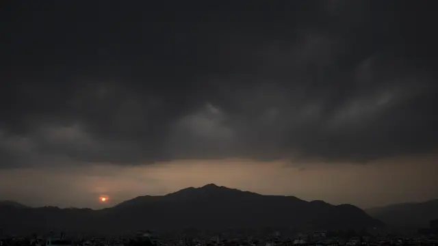 Kathmandu (Nepal), 30/04/2021.- Dark clouds gather over Kathmandu as the sun is setting in Kathmandu, Nepal, 30 April 2021. EFE/EPA/NARENDRA SHRESTHA Dark clouds gather over Kathmandu