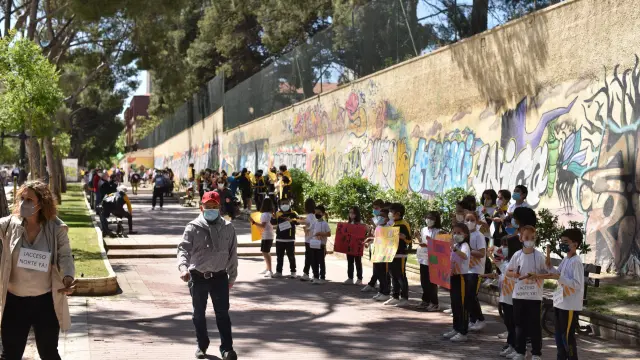 Alumnos de infantil y primaria del colegio Nuestra Señora de la Merced se han manifestado este jueves en el actual parque Pignatelli,que se encuentra junto al centro