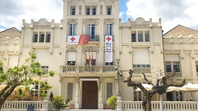 Cruz Roja ha desplegado las pancartas en la fachada del Casino de Huesca, en la plaza de Navarra.