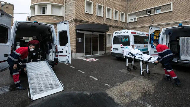 Dos ambulancias trasladan enfermos al Hospital San Juan de Dios de Zaragoza.