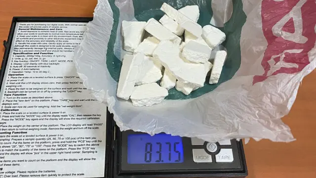 El detenido entregó de forma voluntaria a los agentes una bolsa de plástico anudada que contenía varios fragmentos rocosos de cocaína.