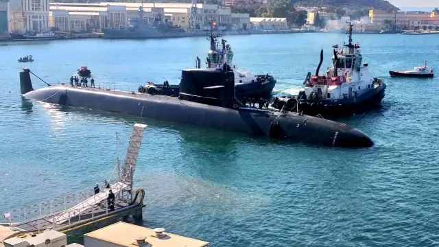 El submarino S-81, puesto a flote en Cartagena tras 15 días desde la botadura