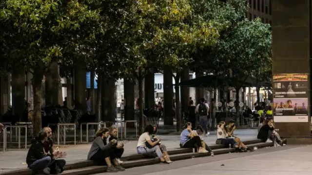 Ambiente en Zaragoza en la noche en la que ha finalizado el estado de alarma en España.