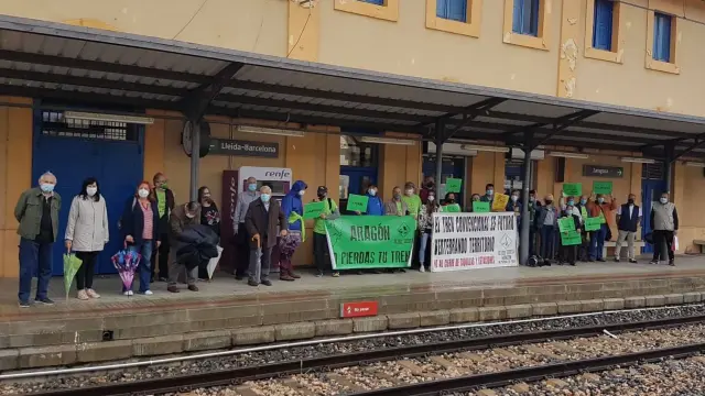 Protesta en el estación de tren de Monzón este domingo.