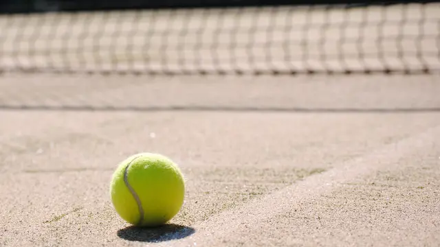 Foto de archivo de una pelota de tenis