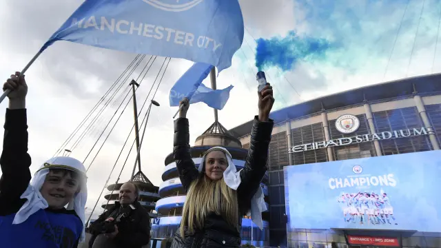 Aficionados celebran el título de la Premier League conquistado por el Manchester City