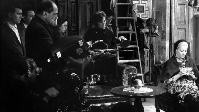 Luis Buñuel, concentrado en el rodaje de ‘Viridiana’, en una escena protagonizada por la actriz mexicana Silvia Pinal.