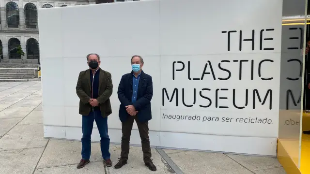 En la imagen, Alfonso Biel, director de Sphere España, y Jean-Francois Gallet, director general del Grupo Sphere, en su visita al Museo del Plástico en Madrid.