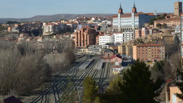 El Colegio de Arquitectos defiende eliminar la barrera del tren entre la ciudad, a la derecha, y la vega del Turia, a la izquierda.