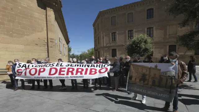 Concentración a las puertas del Museo de Huesca en contra de las demoliciones en el Seminario.