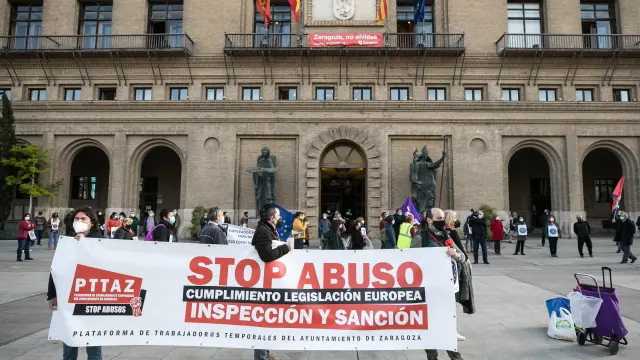 Imagen de archivo de una protesta de los trabajadores interinos frente al Ayuntamiento de Zaragoza.