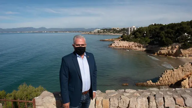 Pere Granados, alcalde de Salou, con una de las playas al fondo.