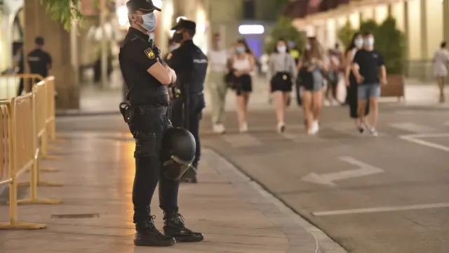 Policías en el centro de Huesca durante la celebración del ascenso de la SD Huesca en julio de 2020.