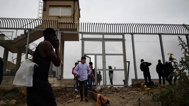 Un grupo de inmigrantes son devueltos a Marruecos por las autoridades españolas en la frontera entre Ceuta y Fnideq (Castilejos).