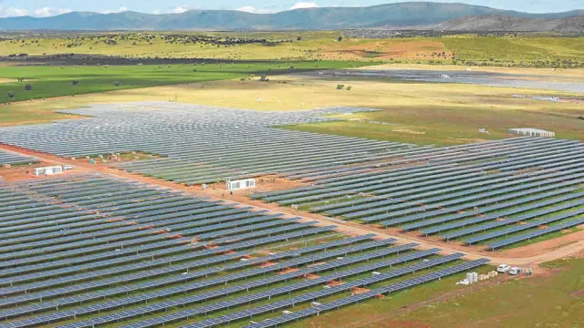 Las placas solares suponen una buena opción para generar energía renovable.