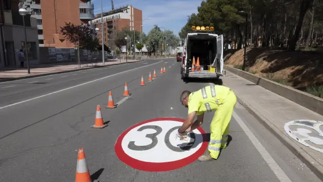 Un operario municipal pinta las señales que limitan la velocidad en la avenida de Sagunto de Teruel.