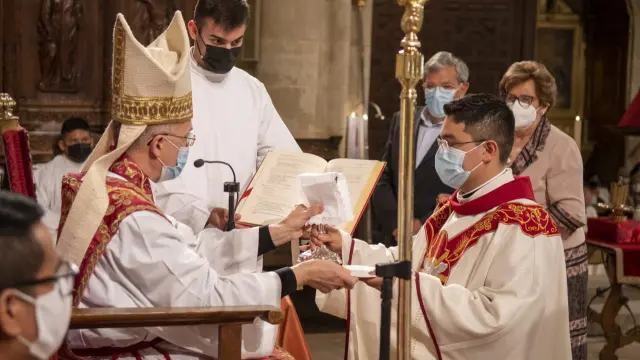Momento de la ordenación sacerdotal de Kevin de Jesús Urbina presidida el domingo 23 de mayo por el obispo Julián Ruiz en la catedral de Huesca.