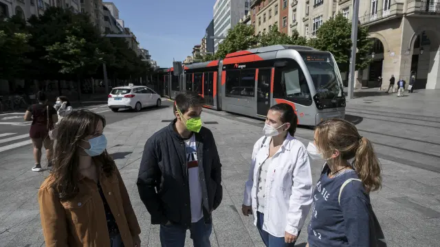 Raquel Páramo, Alexander Bilderbeek, Marta Blasco y Lorena Franco, futuros residentes de Medicina, en la plaza de España de Zaragoza.