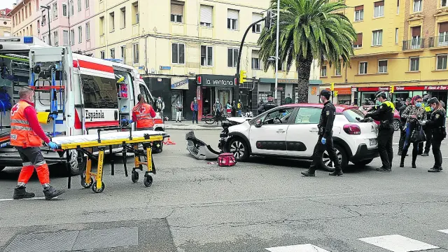 El coche accidentado, junto a la ambulancia que trasladó a la conductora